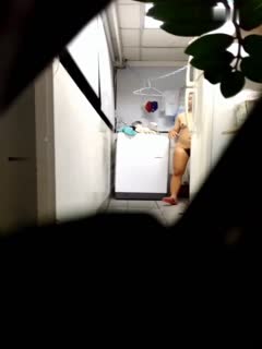 【针孔偷拍】大神偷拍某大学里的台湾学生妹洗澡，全程录下
