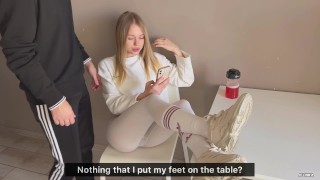 傲慢女友把腿扔在桌子上被操