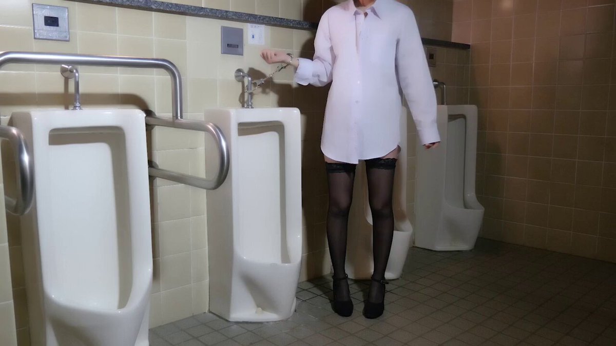 【囚禁轮X】公共厕所4p大作战，白衣女居然被手铐铐男厕所，被上厕所的男人轮流内射！！